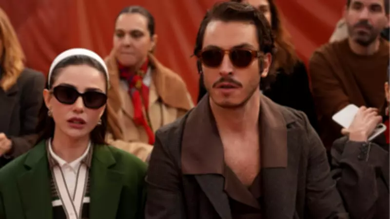 Özge Gürel ve Boran Kuzum Paris Moda Haftası'nda Tarzlarıyla Fark Yarattı