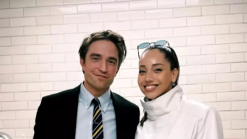 Özge Özacar Londra'da Robert Pattinson ile Kıskandıran Poz Verdi