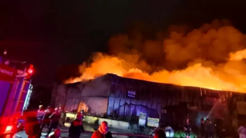 İzmir Buca'da Mobilya Fabrikasında Büyük Yangın: 3 Atölye ve 2 Depo Alev Aldı