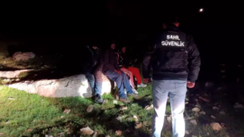 İzmir Seferihisar'da İHA Tespitiyle Operasyon: 22 Düzensiz Göçmen Yakalandı