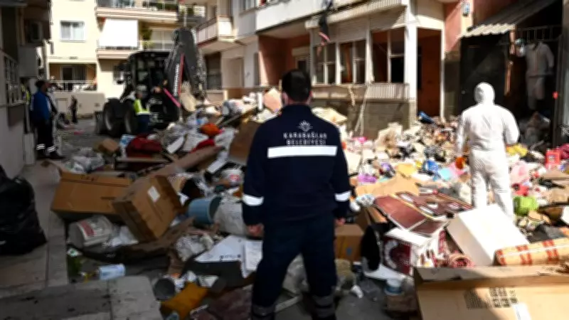İzmir'de 2 Katlı Evden 12 Kamyon Çöp Çıkarıldı: Mahkeme Kararıyla Temizlik