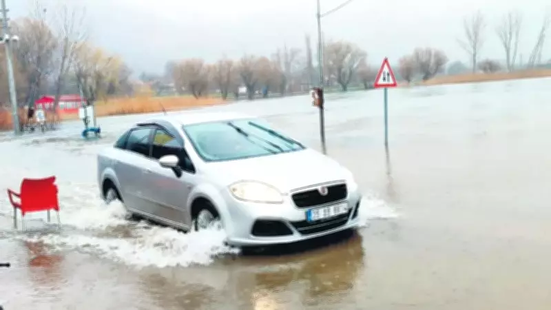 İzmir'de Göl Taştı, Evler Sular Altında Kaldı
