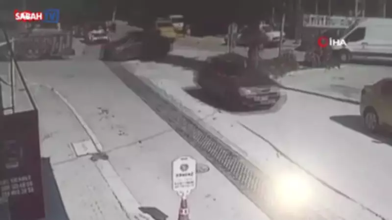 İzmir'de Kontrolden Çıkan Vinç İki Otomobili Sürükledi: Korkutan Anlar Kamerada