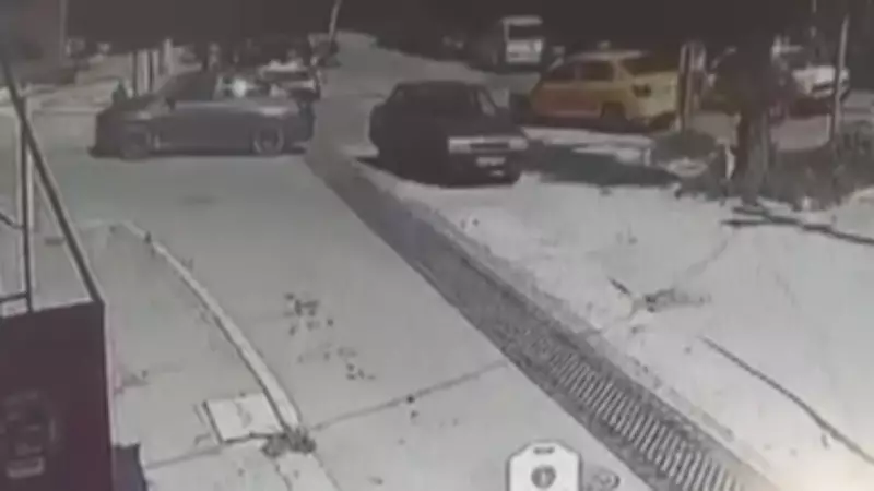 İzmir'de Kontrolden Çıkan Vinç Otomobilleri Sürükledi, Kaza Anı Kamerada