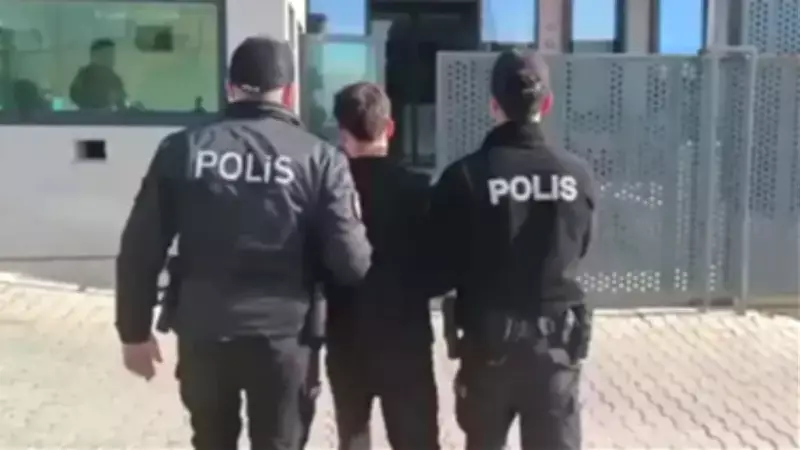 İzmir'de Polis Operasyonu: 80 Yılı Aşan Hapis Cezalı 2 Firari Yakalandı