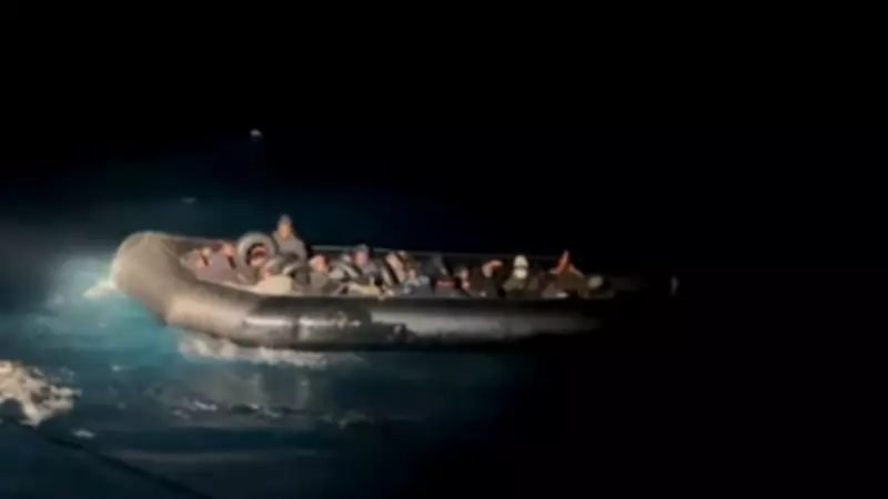 İzmir'de Sahil Güvenlik Ekipleri Lastik Bottaki 35 Düzensiz Göçmeni Yakaladı