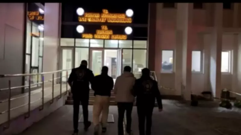 İzmir'de Sahte Polis Gaspı: 2 Şüpheli Tutuklandı, Birinde 61 Yıllık Kesinleşmiş Ceza