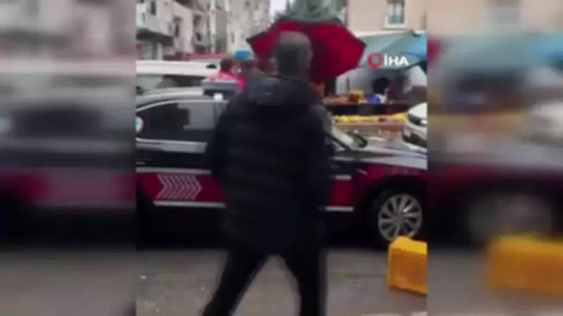 İzmir'de Sinir Krizi Geçiren Manav, Satırla Saldırdı ve Kasa Fırlattı