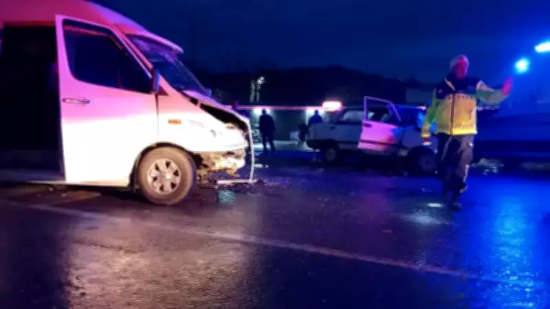 Zonguldak Ereğli'de İşçi Servisi ile Otomobil Çarpıştı: 7 Yaralı, Birinin Durumu Ağır