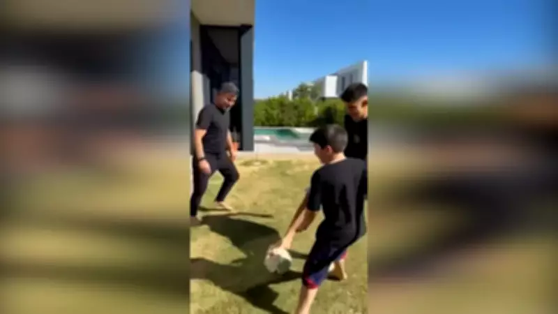 İzzet Yıldızhan'ın Aile Keyfi: Ünlü Sanatçı Oğullarıyla Bahçede Top Oynadı