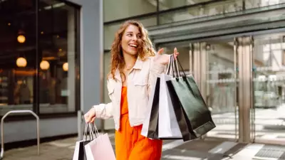 2026 İlkbahar Modasında Romantizm Rüzgarları Esiyor: Siyah Parçaları Saklayın!