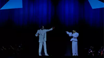 5G Teknolojisiyle Müslüm Gürses Hologramı Sahnede Düet Yaptı