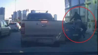 Adana'da Trafik Magandaları Otomobile Sandalye ve Sopayla Saldırdı