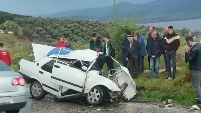 Alaşehir'de Canlı Hayvan Yüklü Tır ile Otomobil Çarpıştı: 3 Yaralı
