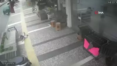 Antalya'da 5 Yaşındaki Çocuğa Çarpan Ehliyetsiz Sürücünün Kaza Anı Kameralara Yansıdı