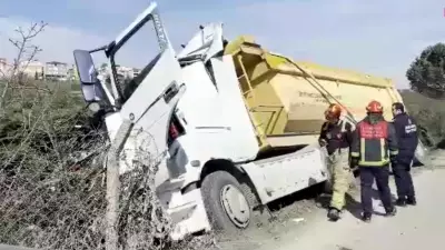 Arnavutköy'de Hafriyat Kamyonu Ağaçlara Çarparak Durduruldu