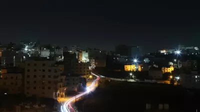 Batı Şeria'da İsrailli Saldırı: 3 Filistinli Yaralandı, Araçlar Tahrip Edildi