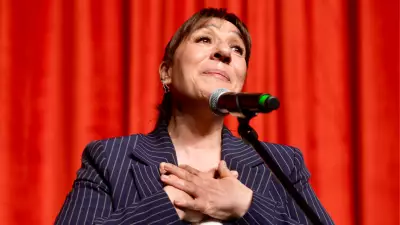 Binnur Kaya, İsmail Dümbüllü Ödülü'nü Alırken Gözyaşlarına Boğuldu