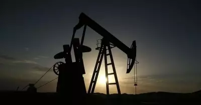 Birleşik Arap Emirlikleri'nde Petrol Üretimi Yarı Yarıya Azaldı