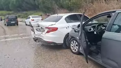 Bursa Otobanında Zincirleme Trafik Kazası: 4 Araç Birbirine Girdi
