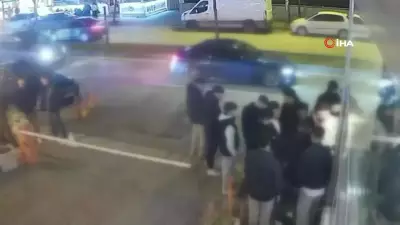 Bursa'da Gençler Arasında Çıkan Kavga Güvenlik Kamerasına Yansıdı