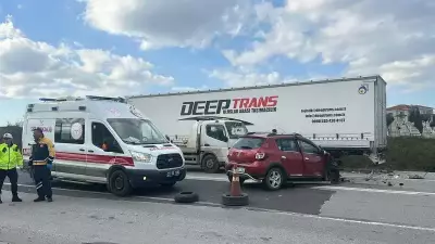 Edirne'de Emniyet Şeridinde Park Eden TIR'a Çarpma Kazası: Bir Yaralı