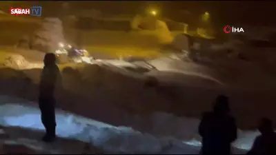 Erzincan'da Kar Altında Hayat Mücadelesi: Köy Yolu Açılarak Hasta Hastaneye Ulaştırıldı
