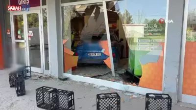 Fren Yerine Gaza Basan Sürücü, Kontrolden Çıkan Otomobille Süpermarkete Daldı
