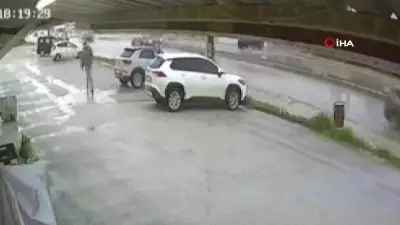 Hatay'da El Freni Unutulunca Otomobil Ana Yola Çıktı, Refüje Çarparak Durduruldu