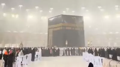 Kabe'de Hacılar Sağanak Yağmur Altında Tavaflarını Yaptı