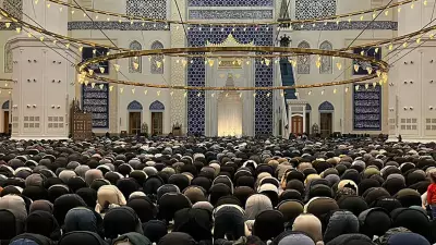 Kadir Gecesi'nde Camiler Dolup Taştı: Dualar ve İkramlarla İbadet