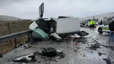 Konya'da Karşı Şeride Geçen Otomobil Hafif Ticari Araçla Çarpıştı: 2 Ölü, 4 Yaralı