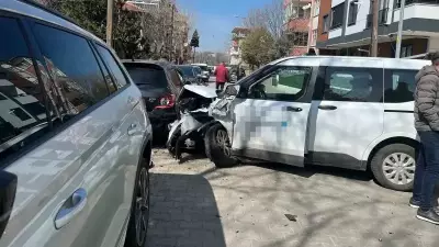 Kırklareli'nde Ticari Araç Park Halindeki 4 Otomobile Çarptı