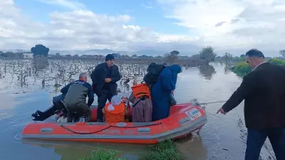 Manisa'da Gediz Nehri Taştı: 10 Kişilik Aile Botlarla Kurtarıldı