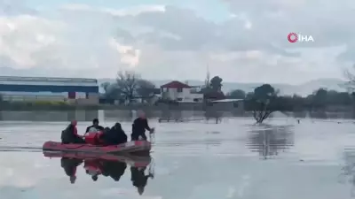 Manisa'da Gediz Nehri Taştı: Mahsur Kalan 10 Kişi AFAD Botlarıyla Kurtarıldı