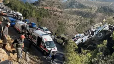 Mersin'de Feci Minibüs Kazası: 3 Kişi Hayatını Kaybetti, 14 Kişi Yaralandı