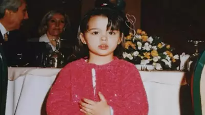 Çocukluk Fotoğrafı Sosyal Medyayı Salladı: Utangaç Kızın Şaşırtan Kimliği