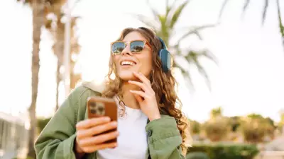 Podyumlarda 80'ler Rüzgarı Esiyor: Gardıroplar Bahara Hazırlanıyor