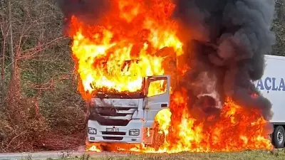 Rize'de Seyir Halindeki Tır Aniden Alev Aldı, Araç Kullanılamaz Hale Geldi