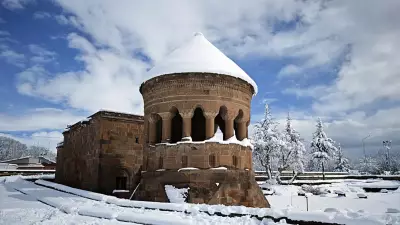 Selçuklu Meydan Mezarlığı Kar Altında Kartpostallık Manzaraya Büründü