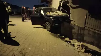 İstanbul Ataşehir'de Kontrolden Çıkan BMW, Evin Duvarına Çarparak Asılı Kaldı