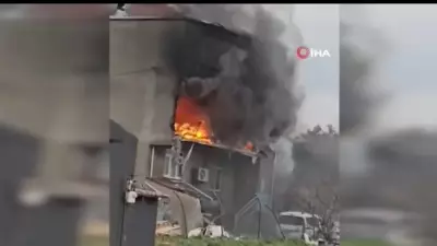 İstanbul Büyükçekmece'de Üç Katlı Binada Çıkan Yangına Ekipler Müdahale Ediyor