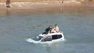 Tunceli'de Baraj Gölü'ne Uçan Araçtan Sürücü Kurtarıldı