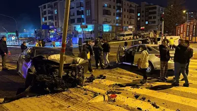 Tunceli'de Korkunç Kaza: İki Araç Kafa Kafaya Çarpıştı, 4 Kişi Yaralandı