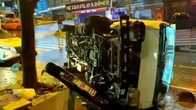Yayaya Çarpmamak İçin Kamyonet Devrildi: Bayrampaşa'da 3 Yaralı