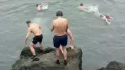 10 Derece Sıcaklıkta Denize Girenlerin Şaşırtan Geleneği