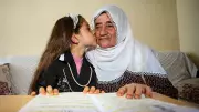 70 Yaşındaki Nine, Torunundan Okuma Yazma Öğreniyor: 'Öğretmenim' Diyor