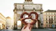 Almanya Sokak Lezzetleri Haritası: Pretzel'den Currywurst'a En Meşhur Tatlar