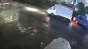 Avcılar'da Kamyonet Park Halindeki Minibüse Çarptı ve Kaçtı