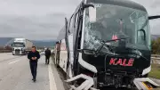 Bolu'da TIR'ın Çarptığı Otobüs Refüje Çıktı: Kaza Anı Kamerada